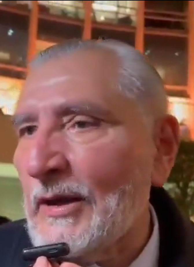 Imagen de Y Adán Augusto regala mas de 17 mil libros de AMLO a varios de sus compañeros senadores!!. Dice que los recursos salieron de su bolsa. Dice que el los consiguio como a cien pesos c/u !!